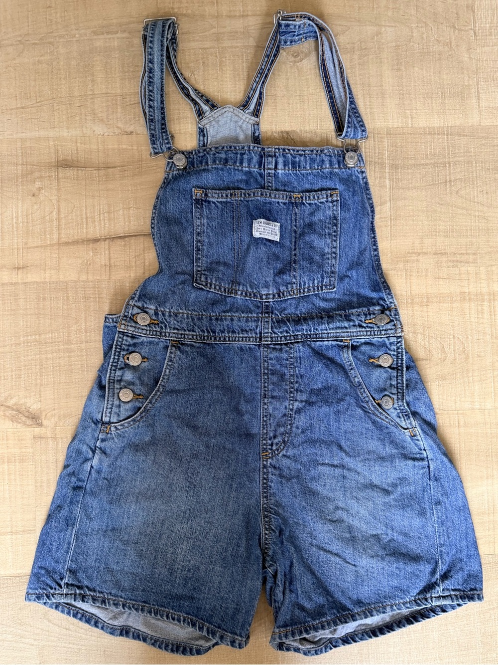 Levi’s medium wash denim shortalls overall size small